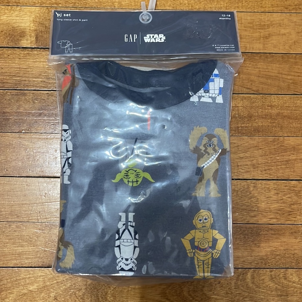 BabyGap STARWARS 12-18 months long sleeve shirt & pants pajamas set gray yoda